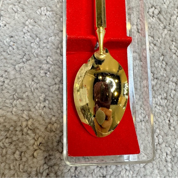 Hong Kong Collectable Souvenir Faux Gold Spoon - Picture 4 of 7